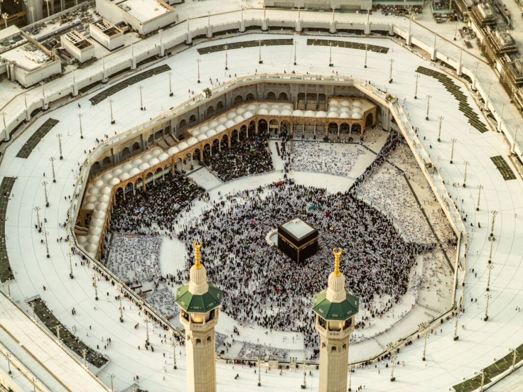 Aerial shot of the crowded Kaaba in Mecca during the Hajj pilgrimage, highlighting Islamic architecture.